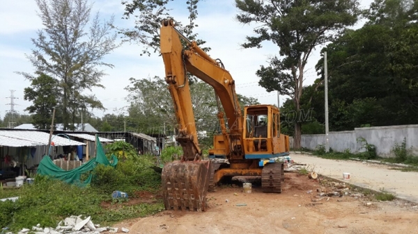 รถแม็คโค ยี่ห้อ KOMATSU รุ่น PC200 รุ่น 2 รถแม็คโค ยี่ห้อ KOMATSU รุ่น PC200 รุ่น 2