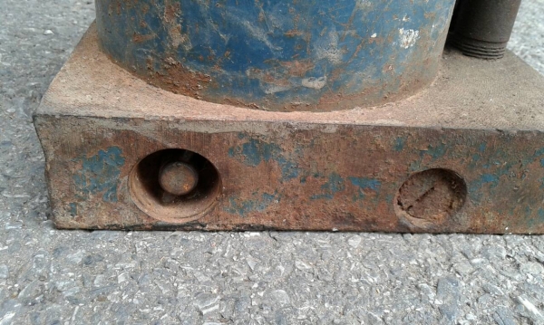 แม่แรง 50 ตันตัวใหญ่ ญี่ปุ่นสภาพเดิมๆครับพร้อมใช้งานตัวใหญ่ครับ  ขนาด 50  ตันครับแกนใหญ่ทรงเตี้ยครับ  งานนอกญี่ปุ่นครับไม่รั่วครับ  ราคานี้คุ้มมากครับ