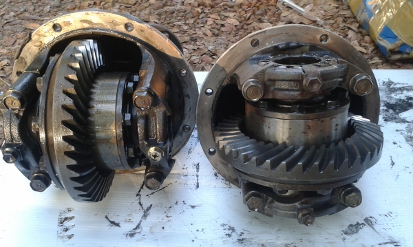 เฟื่อง 8/39 เสื้อใหญ่มิเนียม หน้า-หลังสภาพสวยใส่เบี้ยน