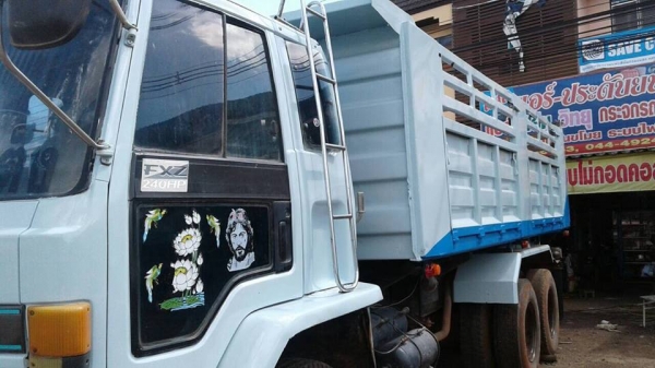 ขายดั้ม2เพลา ร็อกกี้240เทอร์โบ พ.เพาเวอร์ เบรกทิฟฟี่ ภายในสวย แอร์เย็น สภาพพร้อมใช้งาน เอกสารพร้อมโอน สนใจโทร 090-8588220คุณนะ 093-3258446คุณบิว หรือเข้าดูสินค้าอื่นๆได้ที่ www.truck.in.th/498 หรือเพจFacebook ณรงค์ ซื้อขายรถมือสอง (เว็บไซต์ส่วนตัว) หรือFa