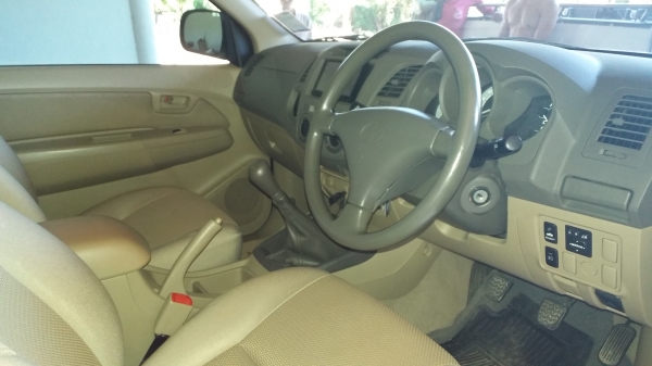 ขายรถ วีโก้ แคป โฟร์วิล ตัวยกสูง เครื่อง 2500 สีขาว ราคา 500000 บาท ปี 2511