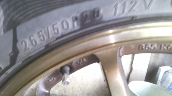 ขายล้อเม็ก  ขอบ20  พร้อมยางสภาพดี 6รู เดิม  ใส่วีโก้อยู่