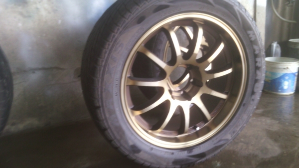 ขายล้อเม็ก  ขอบ20  พร้อมยางสภาพดี 6รู เดิม  ใส่วีโก้อยู่
