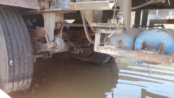 ขาย หางราก เทเลอร์ รถบรรทุกน้ำ ส่ากระทิงแดง 3เพลา ยาว 12 เมตร บรรจุน้ำได้ 34000 ลิตร มีเล่มทะเบียนพร้อม ราคา 300000 บาท