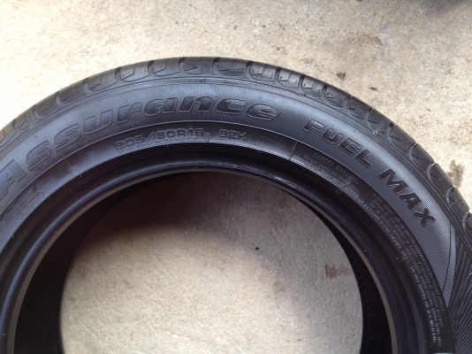 ยางGOODYEAR 205 60R16 ลงพื้นปลายปี2014 สภาพสวยมากๆไร้ที่ติ ดอกเยอะมากๆ