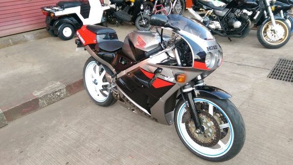 ขายคับ HONDA VFR400 NC30 ปี92 วางเครื่องRVF NC35 ทะเบียนแท้พร้อมโอนไม่ขาดต่อ แฟริ่งเดิมๆ สีสวย ยางหน้าหลังโซ่สเตอเต็ม สวยๆ คับ ราคา 79500 บาท ส่งได้ทั่วไทยคับ สนใจติดต่อ 081-0578282 FACEBOOK ชาญณรงค์ ป๊อป ชัยอมฤต ไอดีไลน์ POPBIGBIKESAKON คับ สนใจรถสวย ถูก