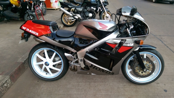 ขายคับ HONDA VFR400 NC30 ปี92 วางเครื่องRVF NC35 ทะเบียนแท้พร้อมโอนไม่ขาดต่อ แฟริ่งเดิมๆ สีสวย ยางหน้าหลังโซ่สเตอเต็ม สวยๆ คับ ราคา 79500 บาท ส่งได้ทั่วไทยคับ สนใจติดต่อ 081-0578282 FACEBOOK ชาญณรงค์ ป๊อป ชัยอมฤต ไอดีไลน์ POPBIGBIKESAKON คับ สนใจรถสวย ถูก