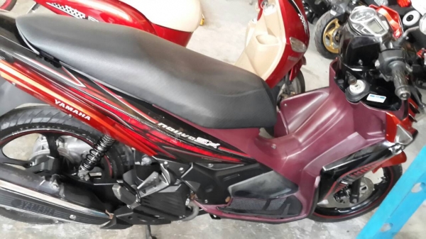 ขาย YAMAHA NOUVO SX ล้อแม็ก ปี 55 เครื่องดีไม่หลวม ไม่มีควัน ภายนอกมีรอยด้านข้าง ฝาข้างด้านซ้ายซ้าย และรอยล้มหน่อยหนึ่ง เล่มพร้อมชุดโอน