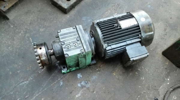 Sell> ขายมอเตอร์เกียร์ Motor Gear SEW 5 HP อัดตราทด 1:14 380V. มีลูกเดียวครับ Sell> ขายมอเตอร์เกียร์ Motor Gear SEW 5 HP อัดตราทด 1:14 380V. มีลูกเดียวครับ