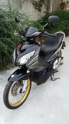 ขาย yamaha นูโว mx ลาย ล้อทอง ชุดสีเดิมสีดำเดิมๆ เครื่องกริบ เฟืองท้ายไม่มีหอน น้ำมันเครื่องเปลี่ยนมาใหม่ ไฟเลี้ยวไฟเบรคติดหมด โช๊คเดิมไม่มีรั่ว เบาะเดิมแท้ ดอกยางเต็มๆ เอาไปขี่ได้เลย เสียตังเติมน้ำมันอย่างเดียวครับ ทะเบียนครบ มาดูรถได้ที่ดอนเมือง กรุงเทพ