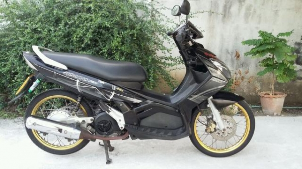 ขาย yamaha นูโว mx ลาย ล้อทอง ชุดสีเดิมสีดำเดิมๆ เครื่องกริบ เฟืองท้ายไม่มีหอน น้ำมันเครื่องเปลี่ยนมาใหม่ ไฟเลี้ยวไฟเบรคติดหมด โช๊คเดิมไม่มีรั่ว เบาะเดิมแท้ ดอกยางเต็มๆ เอาไปขี่ได้เลย เสียตังเติมน้ำมันอย่างเดียวครับ ทะเบียนครบ มาดูรถได้ที่ดอนเมือง กรุงเทพ