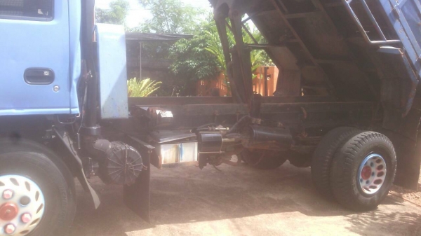 รถอีซูซู 6 ล้อดั้ม NPR 130 แรงม้า. ปี 48.   สนใจติดต่อ  081 - 6079515