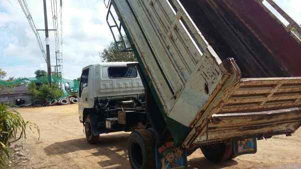 รถอีซูซุ 6 ล้อดั้ม NQR 175 แรงม้า. ปี 52  ( รถวิ่ง 25x,xxx กม. )     สนใจติดต่อ  081 - 6079515