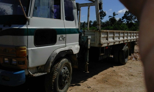 รถฮีโน่ 6 ล้อ KR320 - 168 แรงม้า. ( ติดเครน  3 ตัน. )   สนใจติดต่อ  081 - 6079515