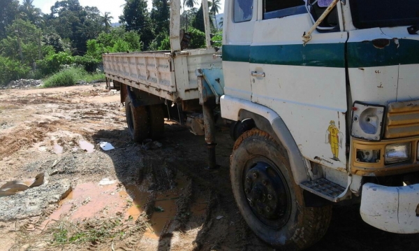 รถฮีโน่ 6 ล้อ KR320 - 168 แรงม้า. ( ติดเครน  3 ตัน. )   สนใจติดต่อ  081 - 6079515