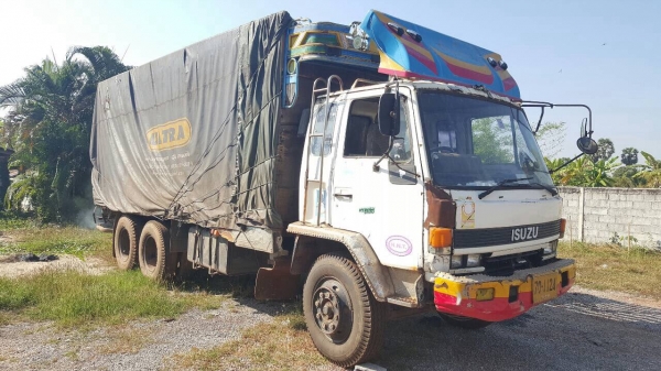 ขาย 10 ล้อ เพลาเดียว ISUZU ROCKY เครื่อง 6BG1 175 แรงม้าฝาส้ม คัสซีสวย พวงมาลัยพาวเวอร์ เบรคลมดัน ทะเบียนพร้อมโอนครับ