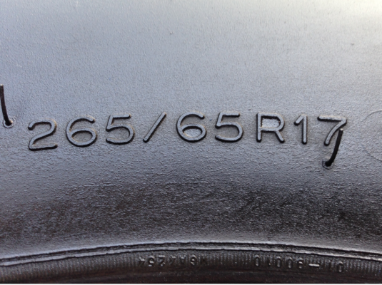 ยาง Michelin 265 65 17 ปี12 ดอกเต็ม พร้อมใช้งาน ราคาไม่แพง