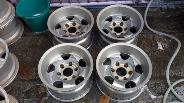 แม็ก Enkei off road ขอบ 15 4ชุด กว้าง 8.5 นิ้ว ET-20 และ ET-29 กว้างๆล้นๆ สภาพดี ไม่คดไม่ดุ้ง  มีรอยตะกลัน บ้าง โดยรวมสวยอยู่ครับ ให้ดี ปัดเงาหน่อย สวย ขอบยังหนา  ราคา ชุดละ 5,900 บาท