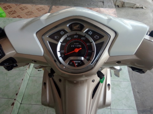 Wave 110i-AT สีขาว-น้ำตาล หัวฉีดประหยัดน้ำมัน ราคาถูกครับ