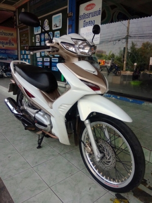 Wave 110i-AT สีขาว-น้ำตาล หัวฉีดประหยัดน้ำมัน ราคาถูกครับ