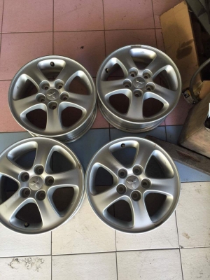 ขายล้อแม็ก ไทรทัน ขอบ15  ชุดละ 4,600 บาท แม็กเดิมๆ สวยๆ ราคาลดได้นิดหน่อย พร้อมจัดส่ง