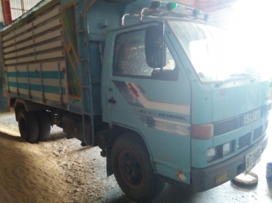 รถ 6 ล้อ ISUZU NKR 110 แรง