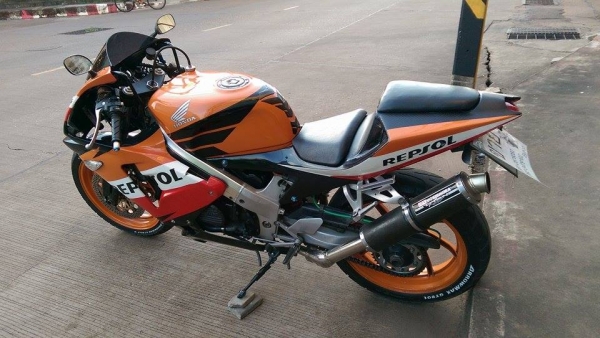ขายคับ HONDA VFR400 NC30 ปี92 แฟริ่งCBR600 ลาย REPSOL ทะเบียนแท้พร้อมโอนไม่ขาดต่อ ท่อแต่งเสียงนุ่มๆ โซ่สเตอเต็ม สวยๆคับ ราคา 79500 บาท สนใจติดต่อ 088-4483753 คับ