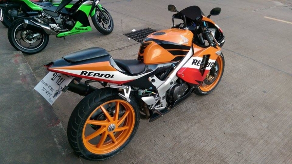 ขายคับ HONDA VFR400 NC30 ปี92 แฟริ่งCBR600 ลาย REPSOL ทะเบียนแท้พร้อมโอนไม่ขาดต่อ ท่อแต่งเสียงนุ่มๆ โซ่สเตอเต็ม สวยๆคับ ราคา 79500 บาท สนใจติดต่อ 088-4483753 คับ