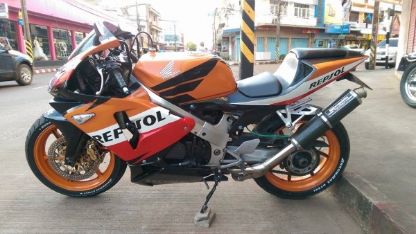 ขายคับ HONDA VFR400 NC30 ปี92 แฟริ่งCBR600 ลาย REPSOL ทะเบียนแท้พร้อมโอนไม่ขาดต่อ ท่อแต่งเสียงนุ่มๆ โซ่สเตอเต็ม สวยๆคับ ราคา 79500 บาท สนใจติดต่อ 088-4483753 คับ