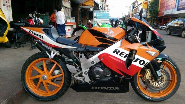 ขายคับ HONDA VFR400 NC30 ปี92 แฟริ่งCBR600 ลาย REPSOL ทะเบียนแท้พร้อมโอนไม่ขาดต่อ ท่อแต่งเสียงนุ่มๆ โซ่สเตอเต็ม สวยๆคับ ราคา 79500 บาท สนใจติดต่อ 088-4483753 คับ