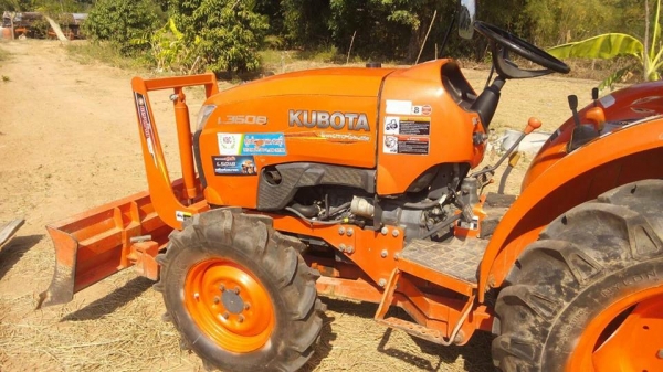 ขายรถไถ KUBOTA L3608 ใช้งานน้อย อุปกรณ์ครบ ดันหน้า ผานหลัง สภาพสวยพร้อมใช้งาน เอกสารพร้อมโอน สนใจโทร 090-8588220คุณนะ 093-3258446คุณบิว หรือเข้าดูสินค้าอื่นๆได้ที่ www.truck.in.th/498 หรือเพจFacebook ณรงค์ ซื้อขายรถมือสอง (เว็บไซต์ส่วนตัว) หรือFacebook ตล