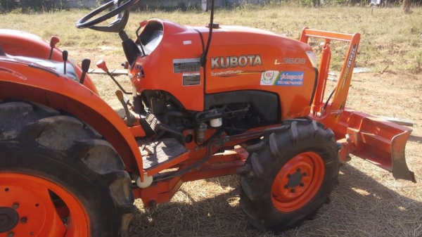 ขายรถไถ KUBOTA L3608 ใช้งานน้อย อุปกรณ์ครบ ดันหน้า ผานหลัง สภาพสวยพร้อมใช้งาน เอกสารพร้อมโอน สนใจโทร 090-8588220คุณนะ 093-3258446คุณบิว หรือเข้าดูสินค้าอื่นๆได้ที่ www.truck.in.th/498 หรือเพจFacebook ณรงค์ ซื้อขายรถมือสอง (เว็บไซต์ส่วนตัว) หรือFacebook ตล