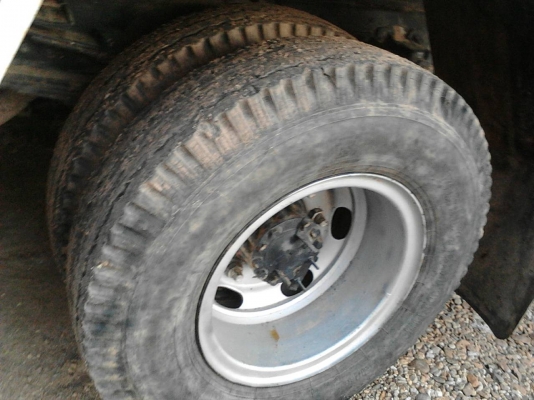 รถอีซูซุ 6 ล้อ FTR  175 แรงม้า. ปี 35.  สนใจติดต่อ  081 - 6079515