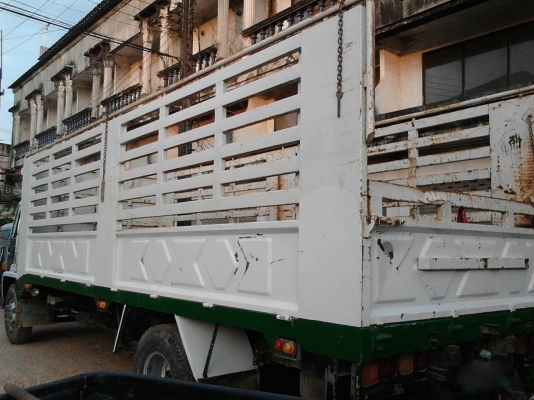 รถอีซูซุ 6 ล้อ FTR  175 แรงม้า. ปี 35.  สนใจติดต่อ  081 - 6079515