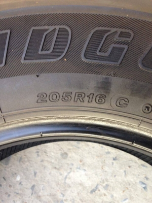 ยาง Bridgstone 205 R 16 ปี 11 2 เส้น สภาพสวยๆไม่มีปะไม่บวมดอกยางเหลือเยอะวิ่งใด้อีกนานราคาถูกๆ