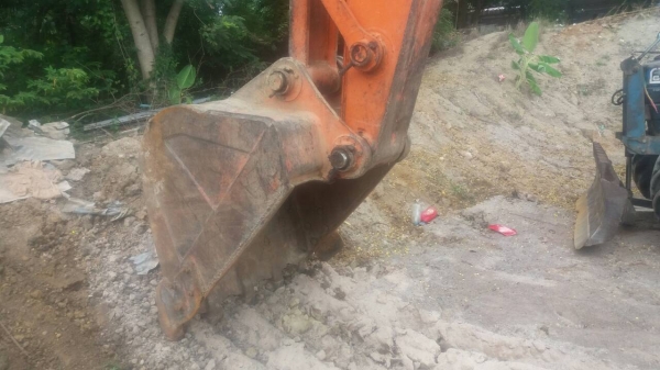 ขายรถแบคโฮ HITACHI ZX200-1 เอกสารเล่มทะเบียน ราคา 1450000