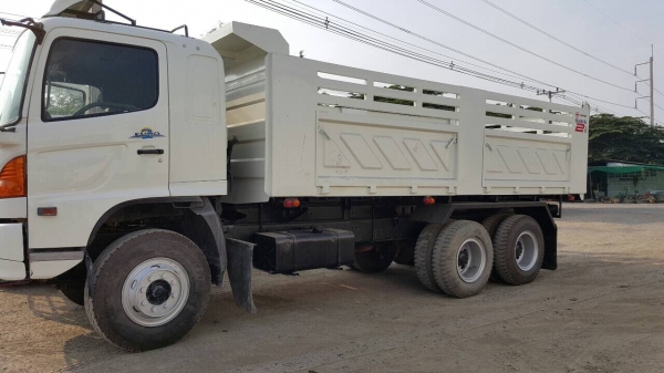 รถบรรทุกสิบล้อฮีโน่ดั้มท์ มีระบบลากพ่วง ปี49  สภาพสวย พร้อมใช้งาน ทดลองขับได้    สนใจติดต่อ เอ็ม ที เจริญยนต์ สาขาปทุมธานี    (ถนนกาญจนาภิเษก วงแหวนตะวันตกบางปะอิน-บางบัวทอง)     โทร 081-4948363 , 081-7361541