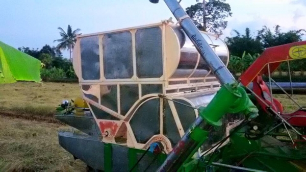 ขายรถเกี่ยวข้าว km49 ศักดิ์พัฒนาปี49 เครื่ องอีซูซุ230 6hh1 เทอรโบว์ ปั๊มได้กิน22