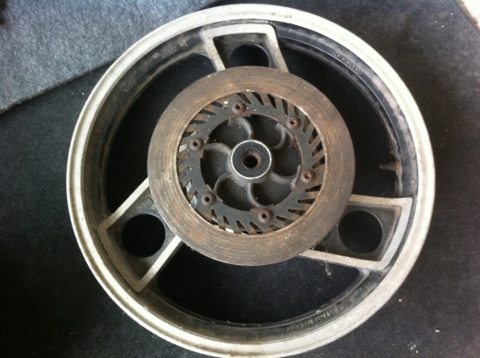 ล้อ Yamaha XJ750 พร้อมกระโหลกเพลา