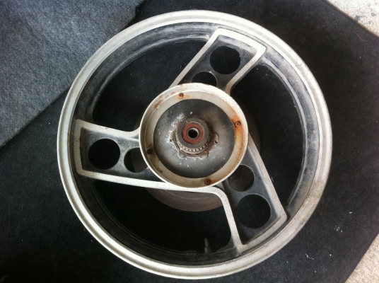 ล้อ Yamaha XJ750 พร้อมกระโหลกเพลา