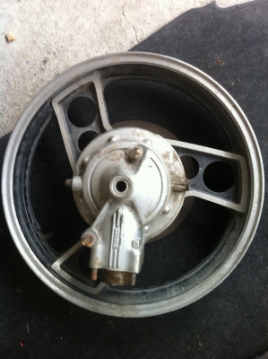 ล้อ Yamaha XJ750 พร้อมกระโหลกเพลา