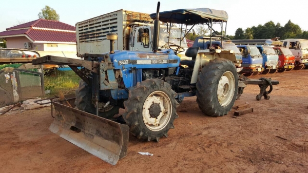ขาย รถไถ 2 เพลา FORD NEWHOLLAND 5630 เอกสารใบซื้อขาย อุปกรณ์มีผานดันหน้า และโครงผาน 3 ราคาต่อรองได้ครับ