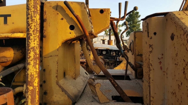 ขาย แทรคเตอร์ CAT D6D เกียร์ตัด มีวินส์ท้าย เอกสารใบอินวอยซ์ รถพร้อมใช้ ราคาต่อรองได้