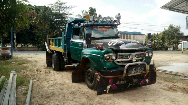 ISUZU  รถบรรทุก 6 ล้อ ดัมพ์ หัวยาว เครื่อง 6BD1-165 แรง ขาย 350,000