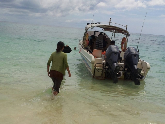 ขาย..เรือเร็ว+ที่ลาก.. สวยพร้อมใช้..ขนาด กว้าง 2.20ม.ยาว8.40ม. ใช้400ชม.