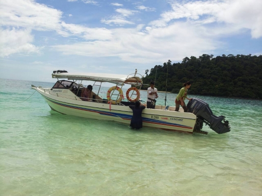 ขาย..เรือเร็ว+ที่ลาก.. สวยพร้อมใช้..ขนาด กว้าง 2.20ม.ยาว8.40ม. ใช้400ชม.