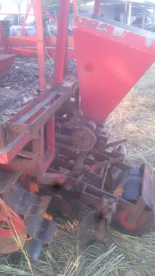 เครื่องปลูกอ้อยกลกิจบ้านโป่งร่องคู่30เซ็นใส่รถไถใหญ่ เครื่องปลูกอ้อยกลกิจบ้านโป่งร่องคู่30เซ็นใส่รถไถใหญ่