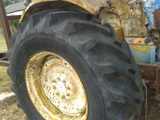 (ขายถูกๆด่วน)รถไถฟอดร์  5000  รถจอดไว้ เช็คนิดหน่อยติดเครื่องได้เลย