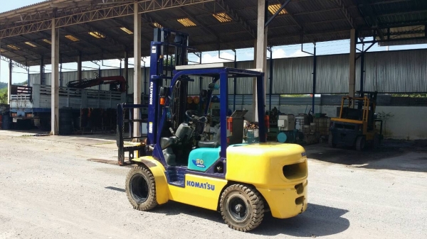 +++ ขายโฟล์คลิฟท์  KOMATSU FD30-12  ขนาด 3.0  ตัน  (รถสภาพดี  พร้อมใช้)  เครื่องยนต์ดีเซล ISUZU   เสา  4  เมตร  ฮิ้งค์โฟล์ค (งากระดก)  เกียร์ออโตเมติค  ล้อหน้าคู่  ยางตัน