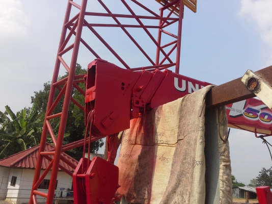 เครน unic 4.5ตัน ขาเหลี่ยม ทำสีแล้วคับ เครน unic 4.5ตัน ขาเหลี่ยม ทำสีแล้วคับ